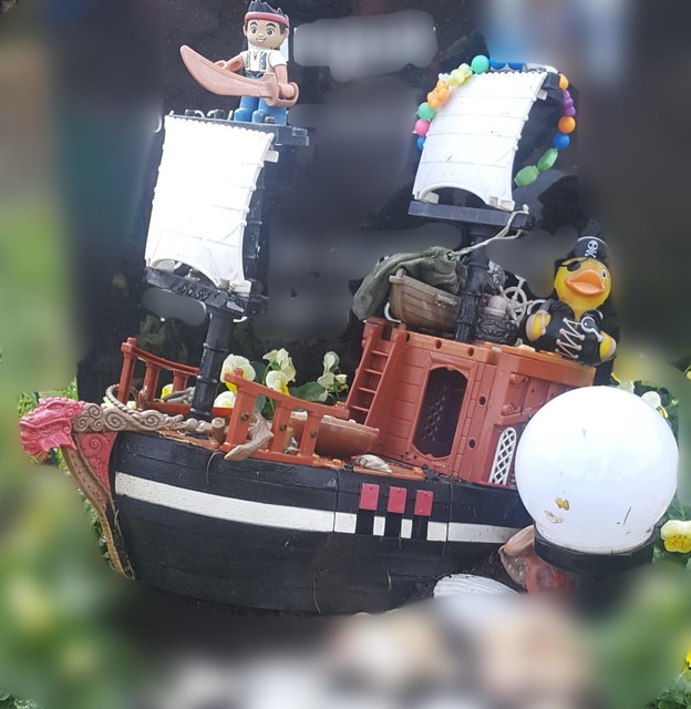 Het piratenschip uit plastic met daarop enkele figuurtjes vastgelijmd behoorde tot de favoriete stukjes speelgoed van het overleden zoontje van Jimmy. 