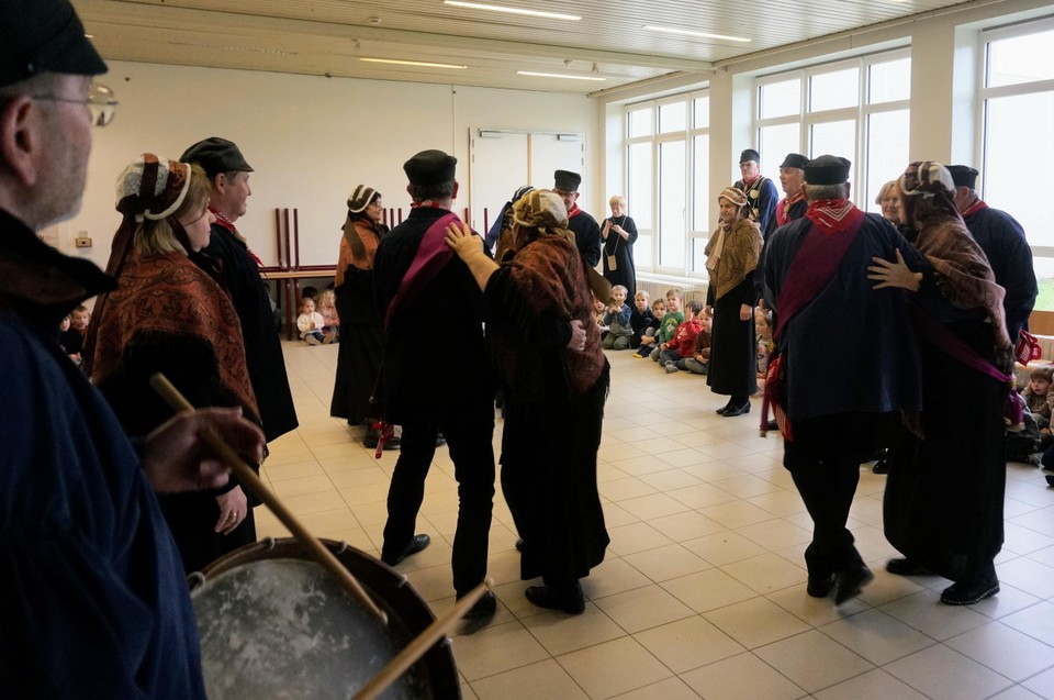 De leden van de Sint-Sebastiaansgilde in Vosselaar demonstreerden bij de kleuters van de gemeentelijke basisschool Heieinde de typische gildedans kadril.