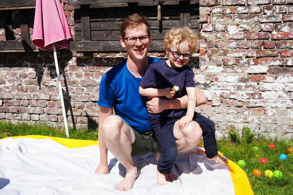 Jonas en zoon Boris raakten dit weekend niet verder dan een klein badje in de tuin. 