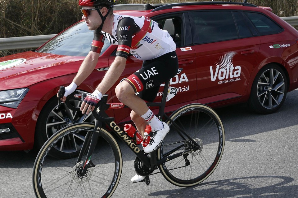 Marc Hirschi in actie tijdens de Ronde van Catalonië voor zijn nieuwe ploeg UAE Team Emirates.
