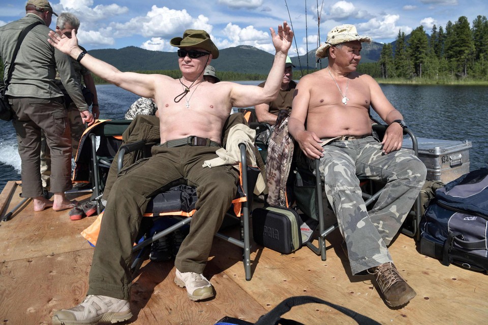 Met een zitje in de veiligheidsraad blijft Sjojgoe (rechts) wel in de inner circle van Poetin.