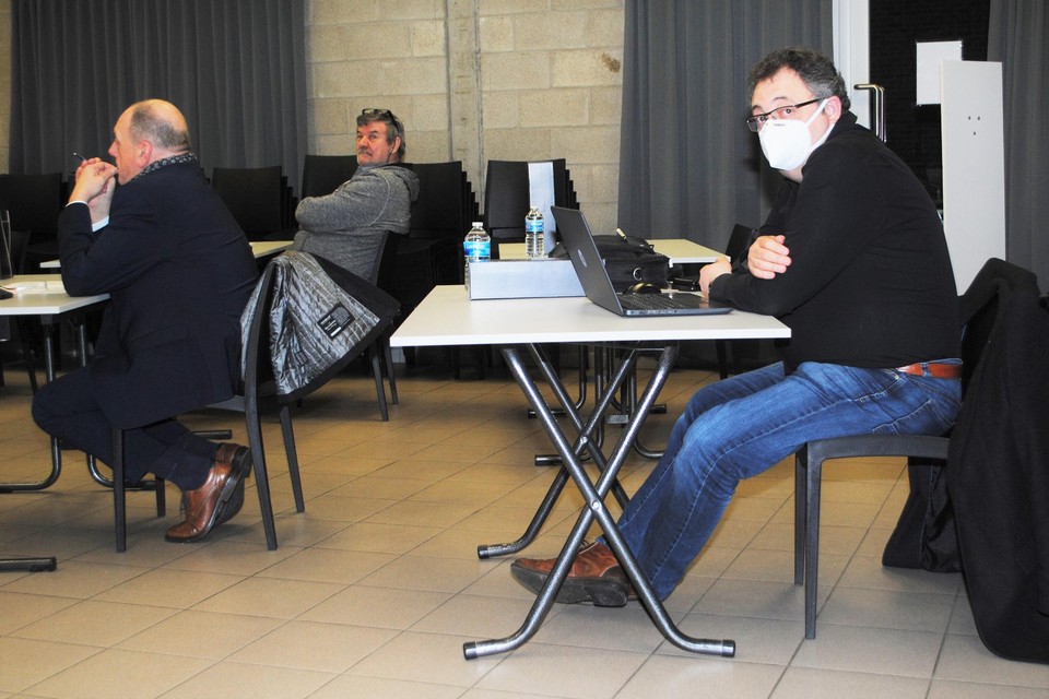 Sluipmoordenaar plek methaan Gemeenteraad ontaardt in caféruzie wanneer enkele gemeenteraadsleden laptop  eisen om raad digitaal te volgen: “Ik wil niet dat iemand bepaalt wat ik  moet kopen” (Kortenaken) | Het Nieuwsblad Mobile