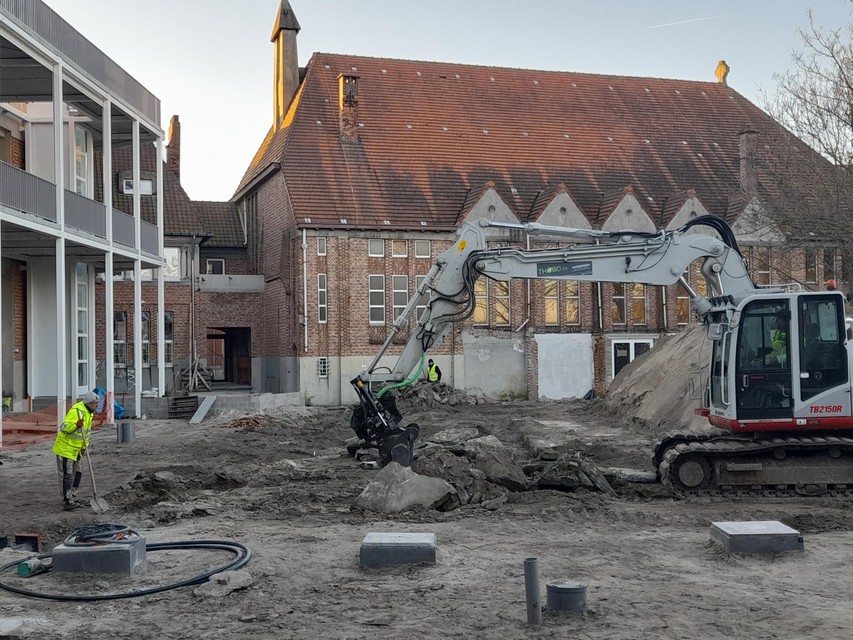 De werken op de binnenplaats zijn volop bezig. 