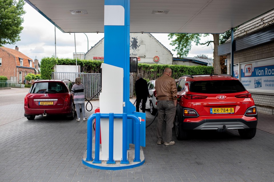 de wind is sterk Calligrapher bord Tankstations waarschuwen voor dieseltekorten in Nederland: “Kans is groot  dat er straks geen diesel meer te krijgen is aan de pomp” | Het Nieuwsblad  Mobile