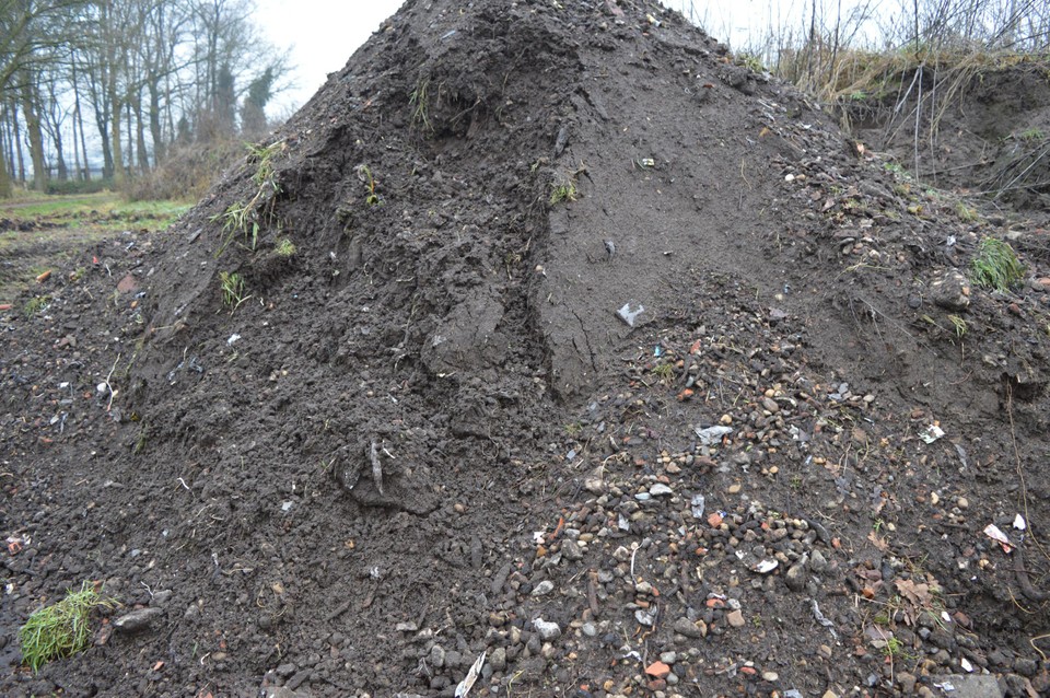 In de bergen naast het pad ligt wat bouwpuin, onder meer van de afgebroken school van Halle. Hierin werden stukjes gebonden asbest van golfplaat gevonden. 