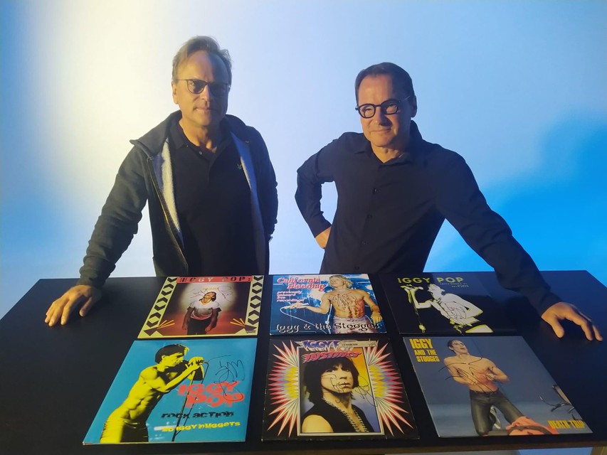 Gunnar (links) en Karsten Bastien in de studio met de zes gesigneerde platen. 