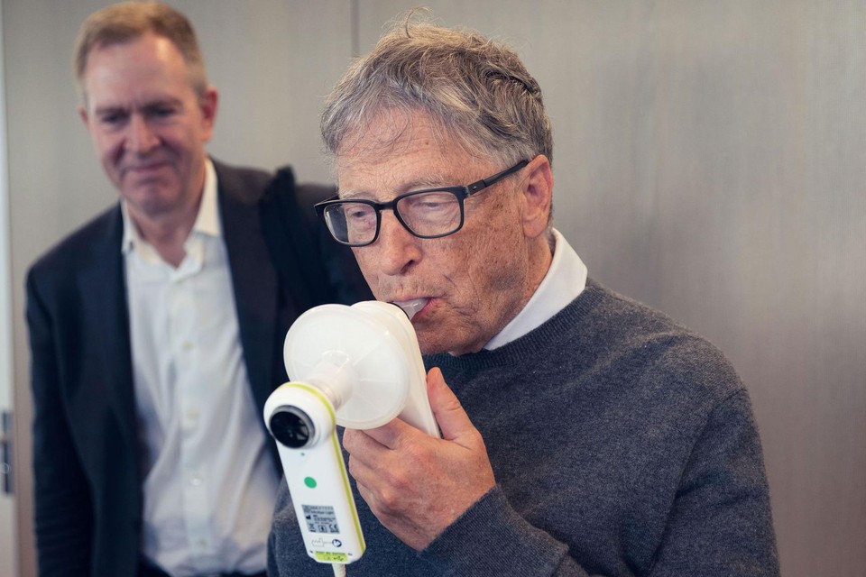 Bill Gates probeert de breathalyzer van Imec 