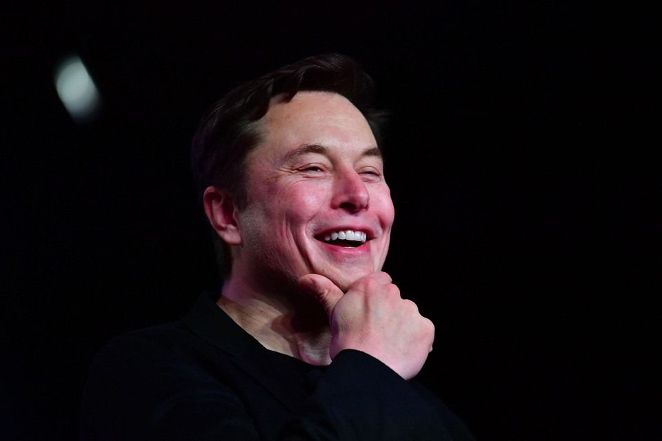 Elon Musk lacht in zijn vuistje: hij heeft het toch maar weer geflikt. 
