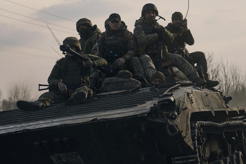 Oekraïense soldaten op een APC-tank in de buurt van Bachmoet.