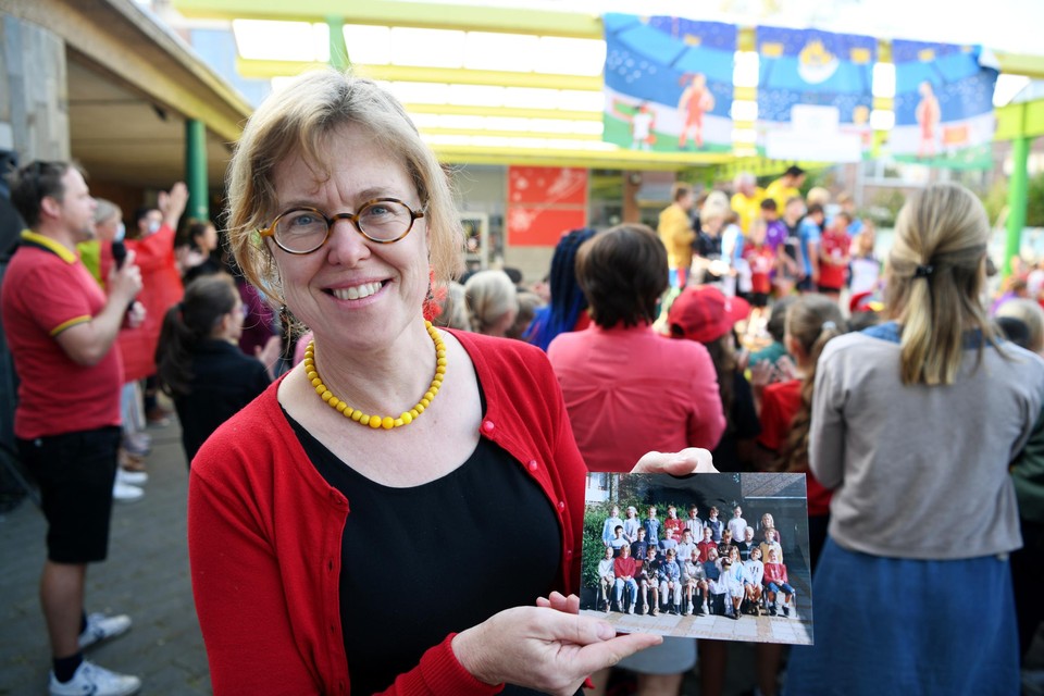 Juf Kristel Bracke heeft nog een oude klasfoto met de kleine Loïck Luypaert.