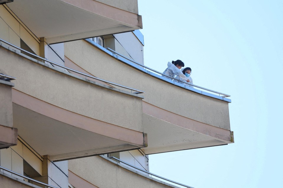 Archiefbeeld: onderzoekers nemen stalen bij het bewuste balkon.