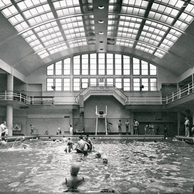 Het prachtige in 1976 gesloten Konining Astridbad in de Antwerpse Nerviërsstraat. Hier leerde Dave Witteboon zwemmen en waterpolo spelen.