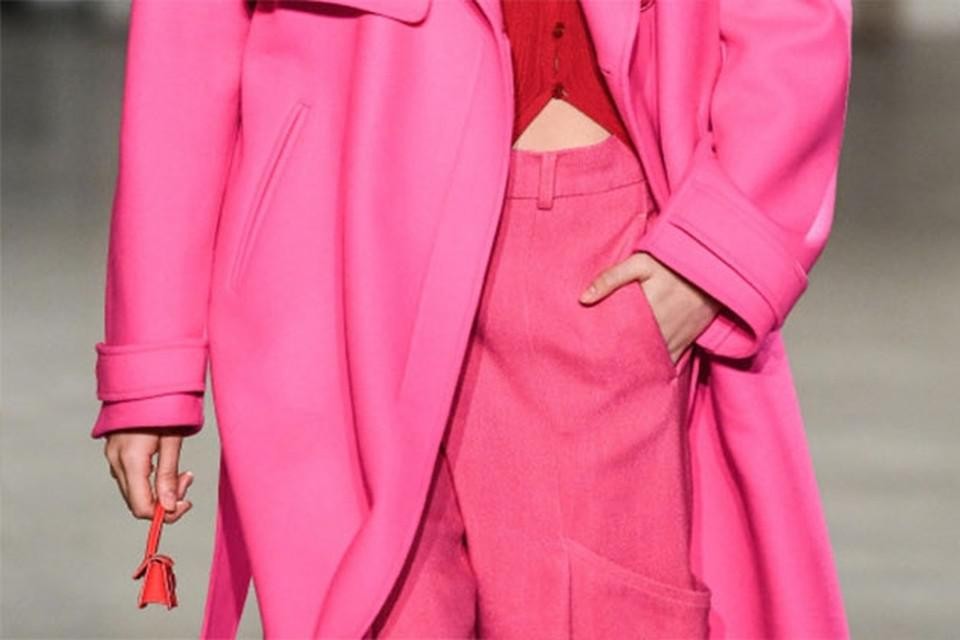 Voor de aandachtige kijker: het minitasje staat links op de foto van Jacquemus. 