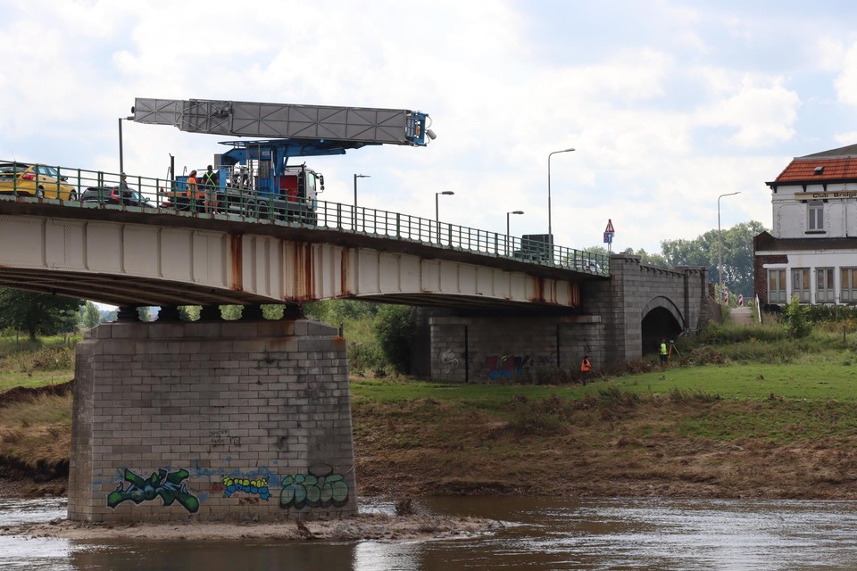 De brug over de Maas mag vandaag om 14 uur weer open voor alle verkeer.
