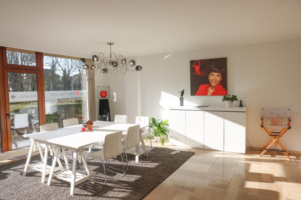 In de living waakt het portret van Erika Thijs erover dat alle gasten met kanker zich hier thuis voelen.