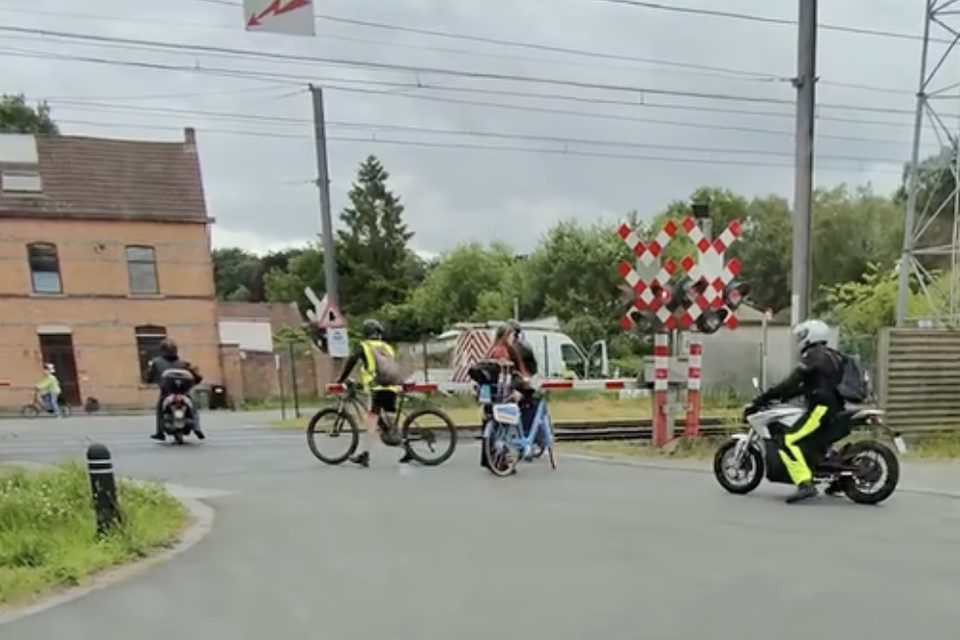 Images surfaced from cyclists and mopeds who cross closed railway crossing at their leisure: « It will be your child » (interior)