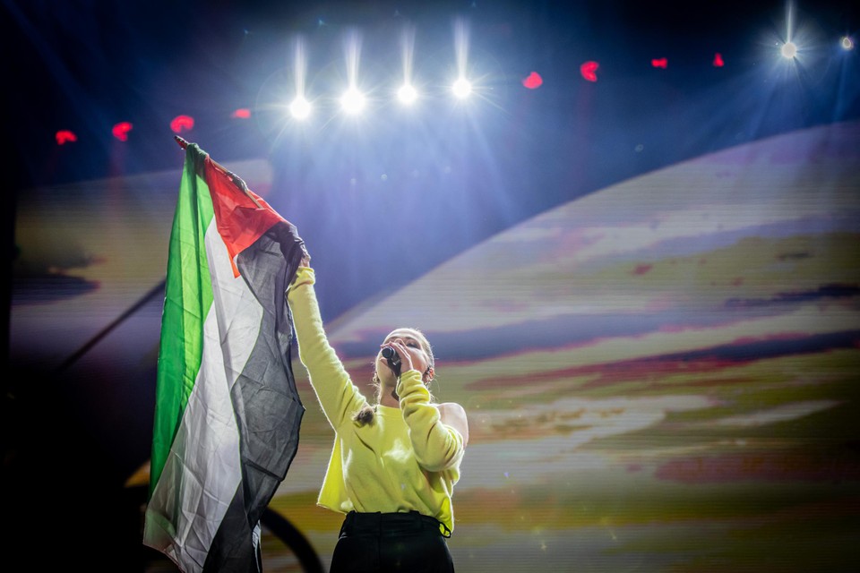 Laura Tesoro met de Palestijnse vlag tijdens het openingsevent van het Belgische EU-voorzitterschap.