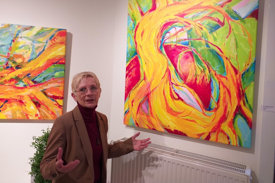 Marleen exposeert ditmaal haar eigen kleurrijke schilderijen.