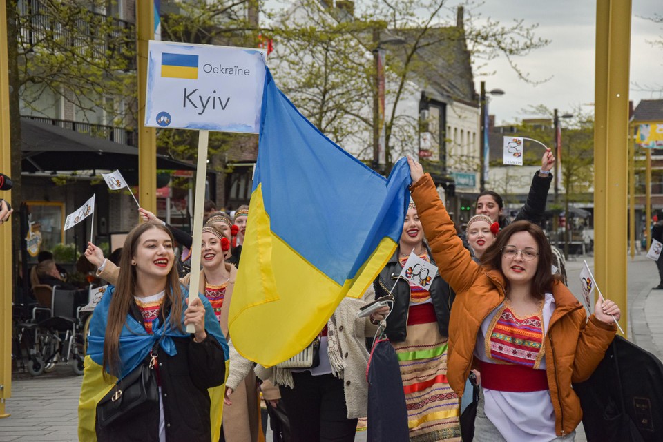 Tijdens de optocht door de centrumstraten weerklonk warm applaus de twee Oekraïense koren. voor