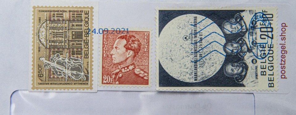 De drie oude zegels op de brief van Christiane: uit 1982 voor het 100-jarige bestaan het conservatorium in Brussel,  uit 1969 voor de maanlanding, en een derde postzegel met koning Leopold III uit 1932. Samen goed voor 95 frank. 