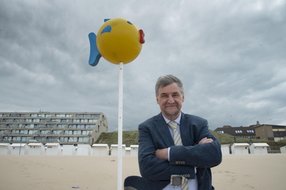 Burgemeester van De Haan Wilfried Vandaele (N-VA) bij één van de iconische verdwaalpalen op het strand. 