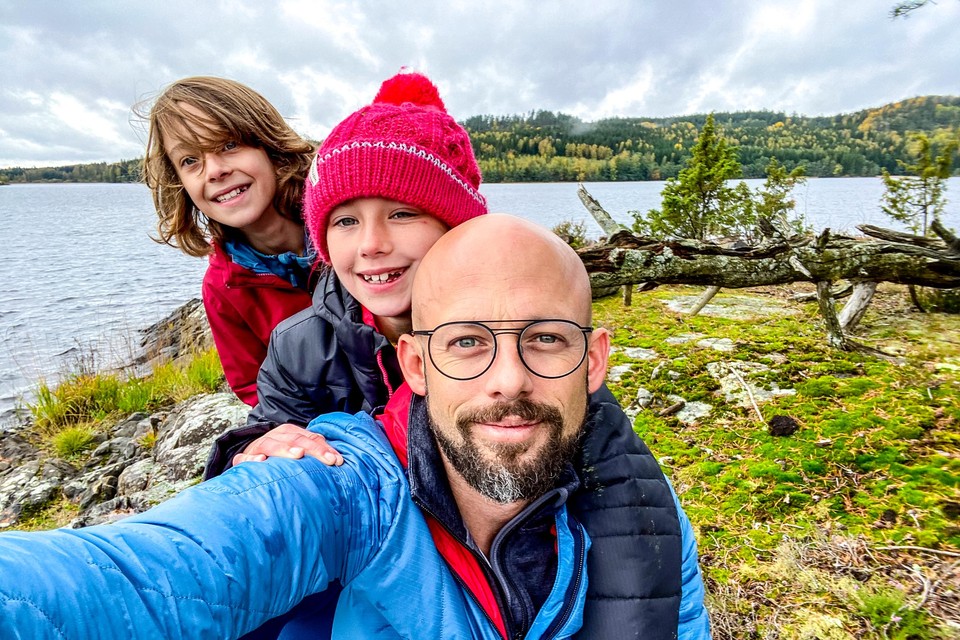 Staf Coppens met zijn kinderen Nora (11) en Beau (13). De tv-maker vindt dat Tiktok zijn dochters hart brak door haar profiel te blokkeren