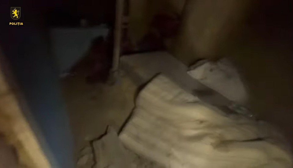 Een blik in de donkere kelder, waar ook een matras en deken in lag.