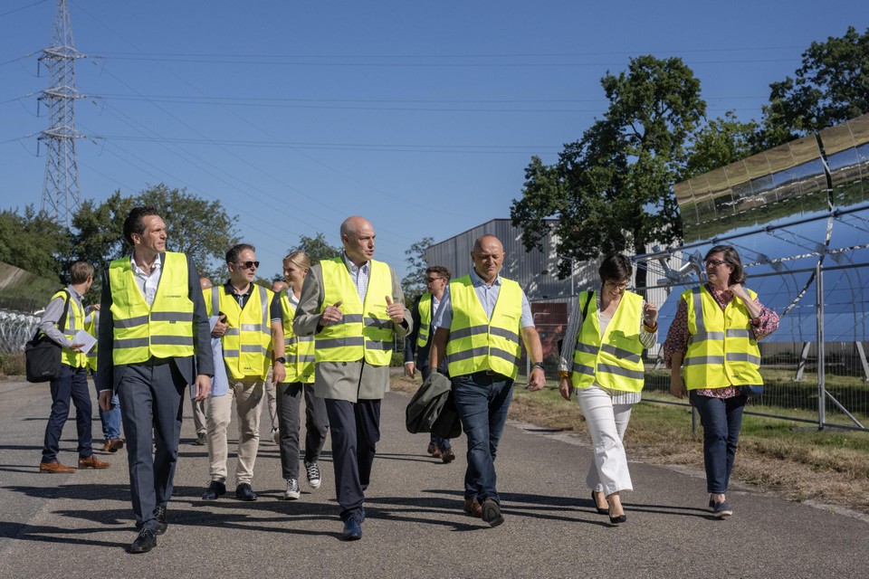 Minister Tinne Van der Straeten, omringd door de Turnhoutse schepenen Marc Boogers en Astrid Wittebolle (Groen) krijgen een rondleiding bij Avery Dennison.