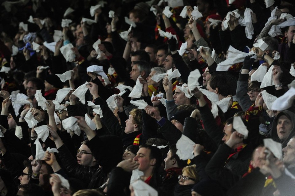 rekenkundig gracht Vleien FOTO: Duizenden zakdoeken tegen play-offs | Het Nieuwsblad Mobile