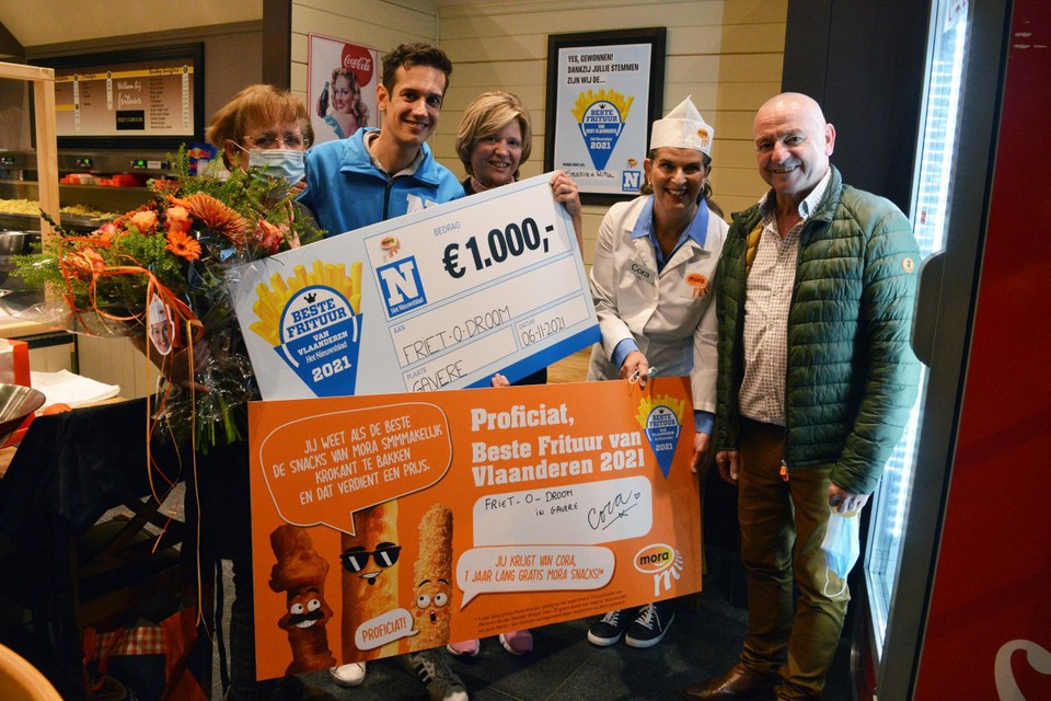 Severine en Rita werden gehuldigd door Cora Van Mora, burgemeester Denis Dierick en Jens Van Rompaye van Het Nieuwsblad.