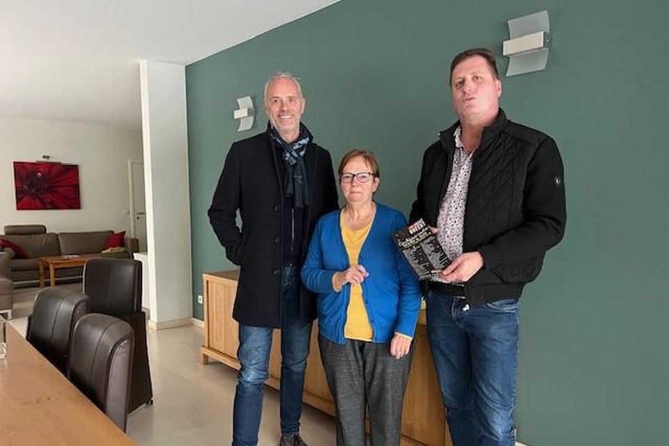 Winnares Maria Cox (74) uit Gooreind kreeg het goede nieuws van zaakvoerder Marc Mertens van Marrel en Unizo-voorzitter Patrick Anthonissen