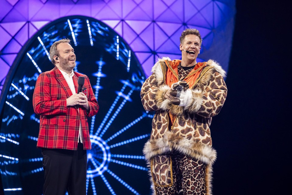 James Cooke (rechts) met Jens Dendoncker (links) op het podium van ‘The masked singer’.