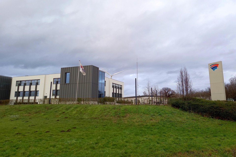 De windturbine wordt gebouwd op de site van het bedrijf Bisex aan de Taunusweg in Bilzen 
