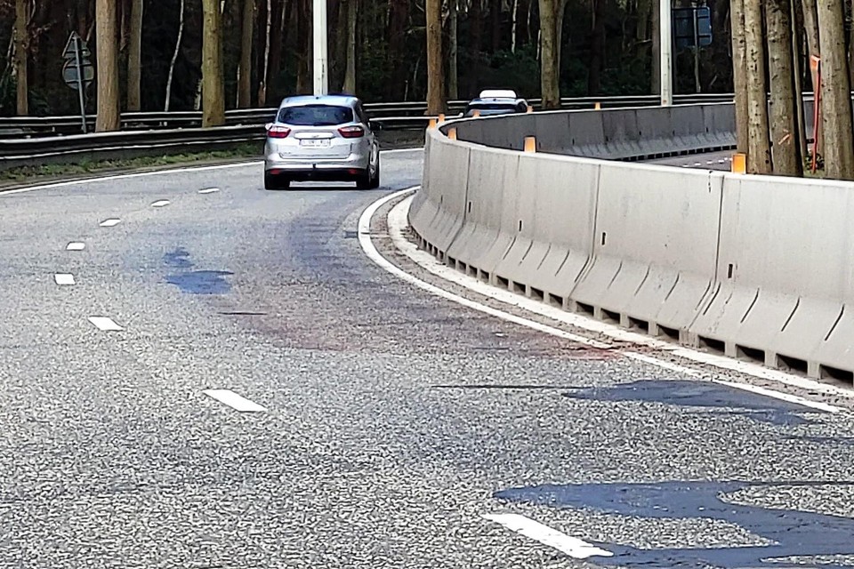 De bloedsporen waren vandaag nog zichtbaar op de rijweg, naast de hoge betonnen wand op de Houtlaan.