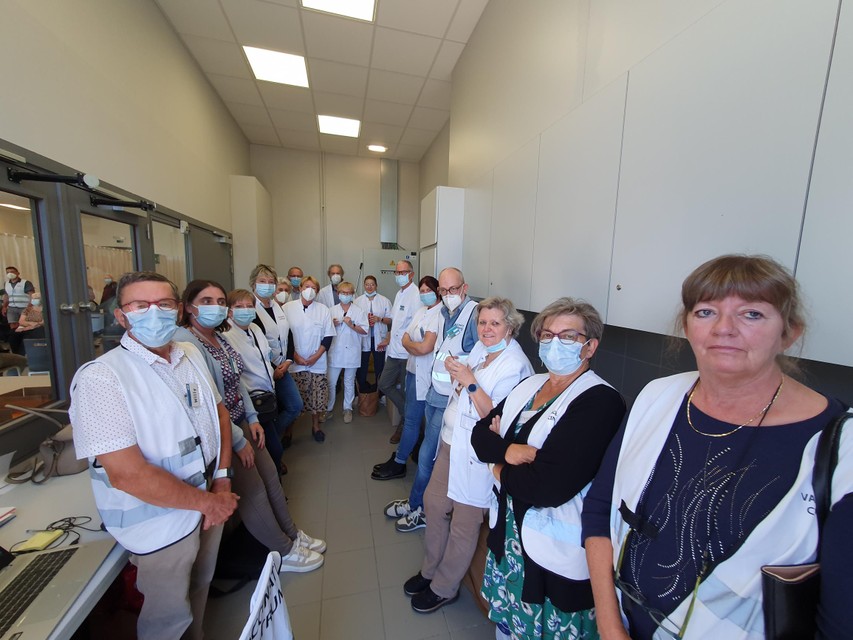 De medewerkers in het vaccinatiecentrum in Wetteren zijn klaar om veel volk te ontvangen. Meer dan 7.000 mensen kregen er al hun extra prik. 