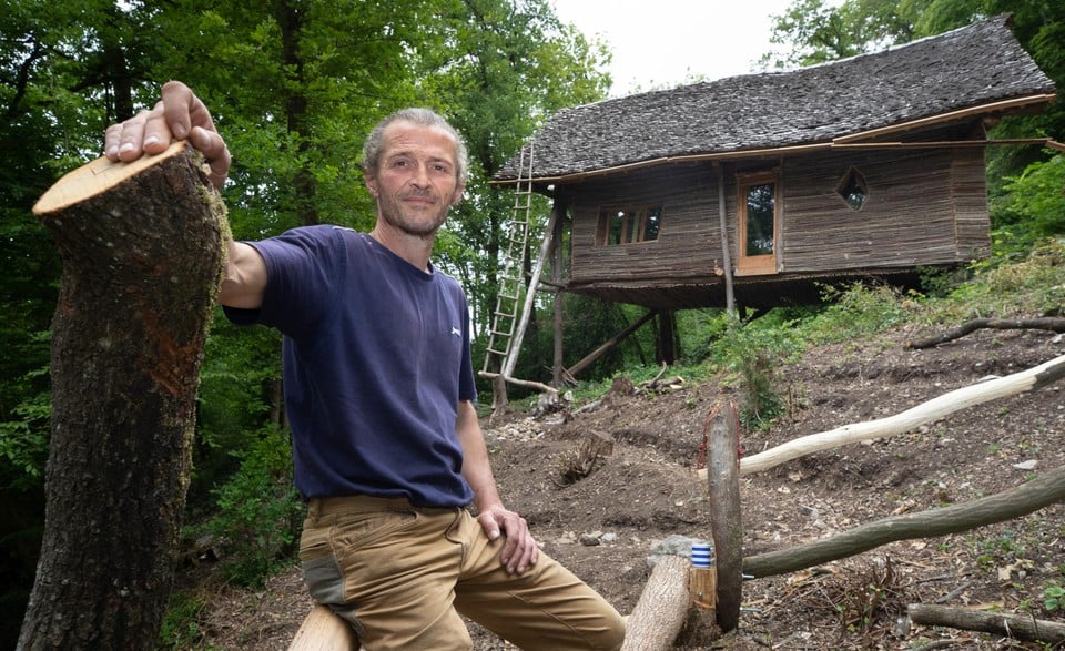 Man is struggling with rock in Dinant after the judge ruled that he should demolish his home -made but illegal forest shalet: « This chalet is more beautiful than many legal structures »