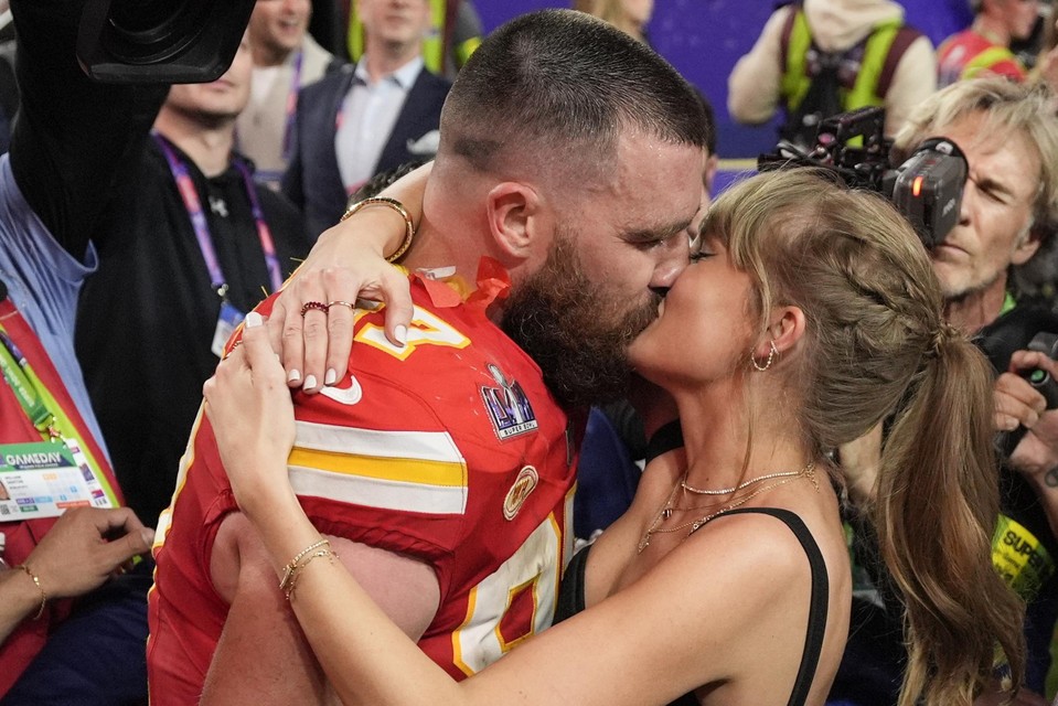 Taylor Swift en Travis Kelce, toen die laatste met zijn team de Super Bowl won.