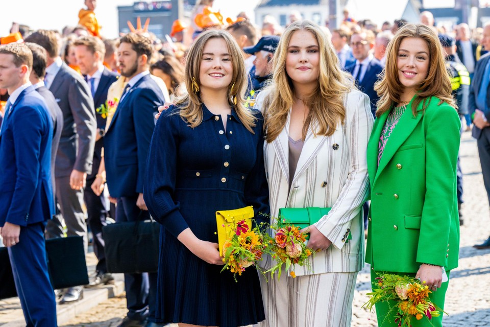 verkorten gebied periscoop Koningsdag: Nederlandse koningin Máxima en haar dochters stralen in classy  outfits, mét Belgisch kantje | Het Nieuwsblad Mobile