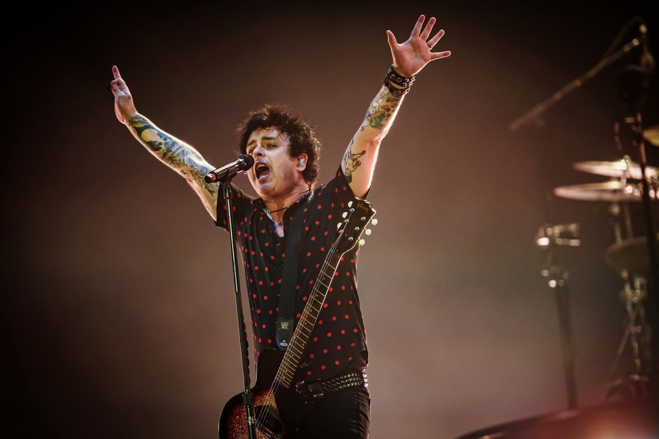 Billie Joe Armstrong van Green Day bracht ook Weezer en Fall Out Boy mee naar het Sportpaleis. 