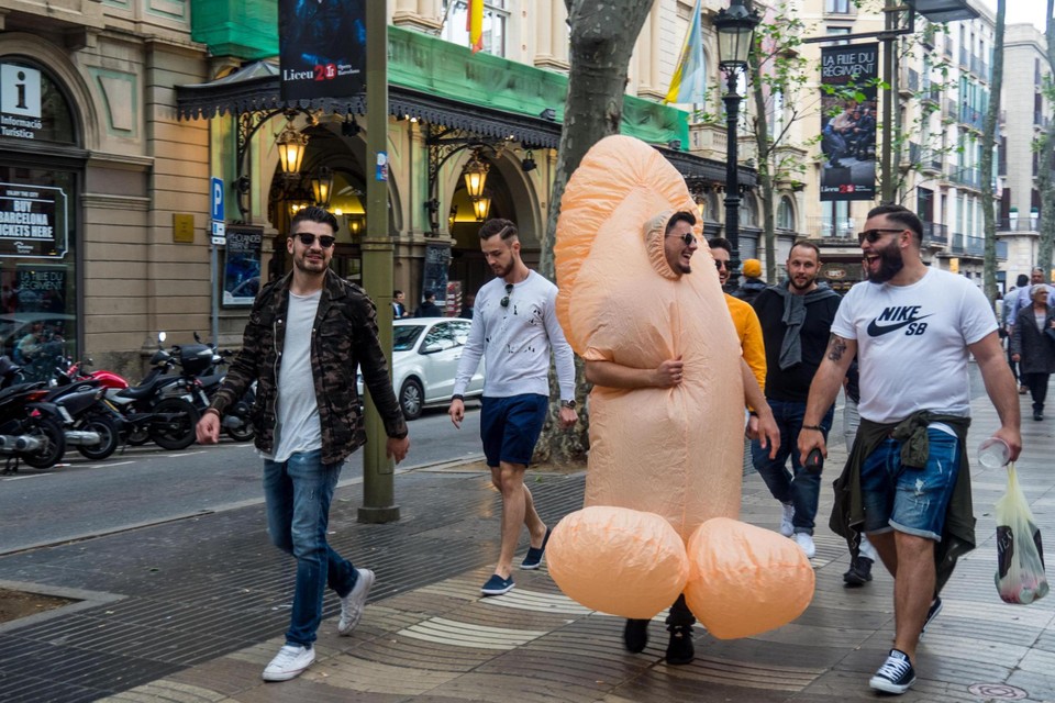 Een als penis verklede man in Barcelona.