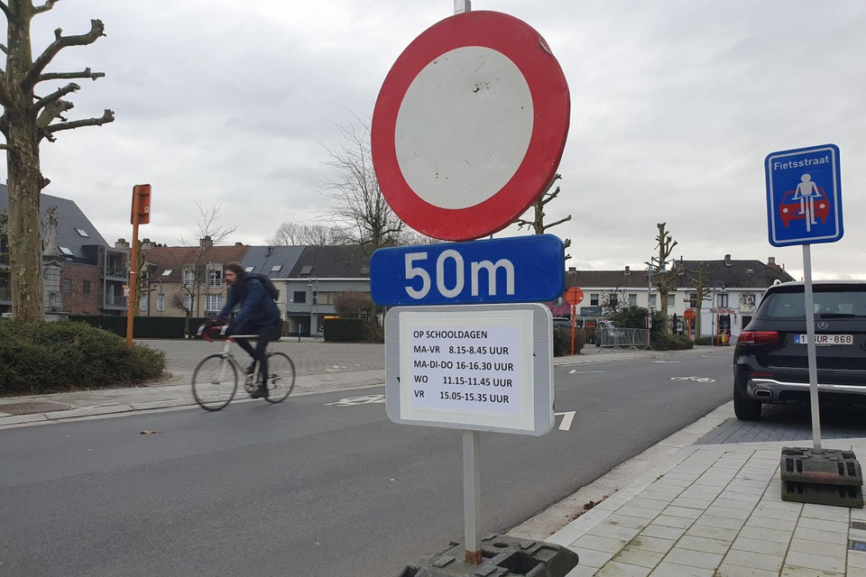 Het verkeer mag vanaf Mellebrug opnieuw via de Wezenstraat naar de Brusselsesteenweg. Al staan op dit bord nog de verkeerde schoolstraaturen vermeld.