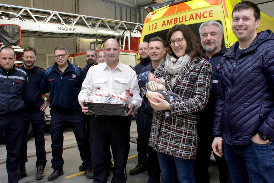 Papa Tom, mama Dorien en baby Victor bij de ploeg die op 23 januari de eerste zorgen toediende. Victor kreeg een brandweerpakje cadeau.