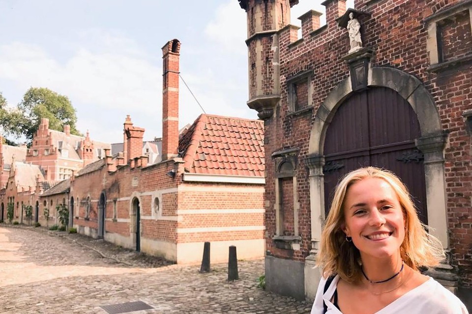 Julie Van Espen ging vaak studeren in het Begijnhof in Antwerpen. Daar ontmoette haar moeder ook schrijfster Diane Broeckhoven. 