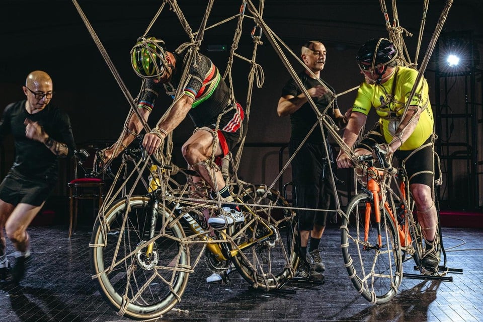 Johan Museeuw can be tied up and lifted up for art: « And say that I actually fear heights » (Ghent)