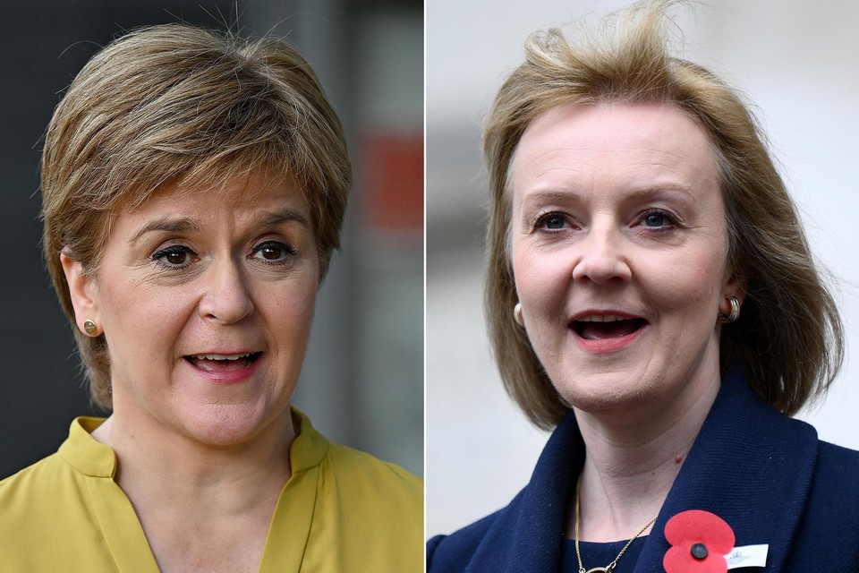 De Schotse premier Nicola Sturgeon (links) en de Britse minister van Buitenlandse Zaken Liz Truss. 