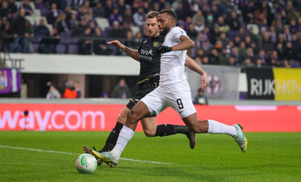 Thiago in a duel with Vertonghen during Anderlecht-Ludogorets.
