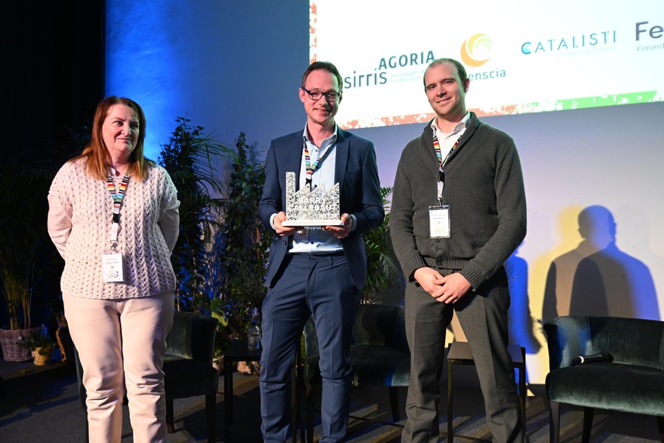 Tom Van Echelpoel en Bram Van Genabet nemen de trofee als Factory of The Facture voor Barry Callebaut in ontvangst.