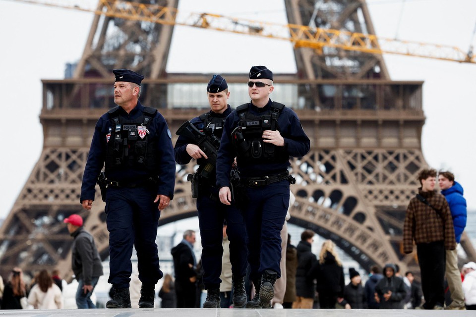 Agenten patrouilleren in de buurt van de Eiffeltoren in Parijs.