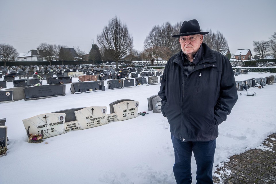 Luc Cops bij de drie witte grafmonumenten op het kerkhof van Zolder die vlak tegenover de graven van zijn familieleden liggen. “Ieder jaar met Allerheiligen word ik aan de ramp herinnerd.”