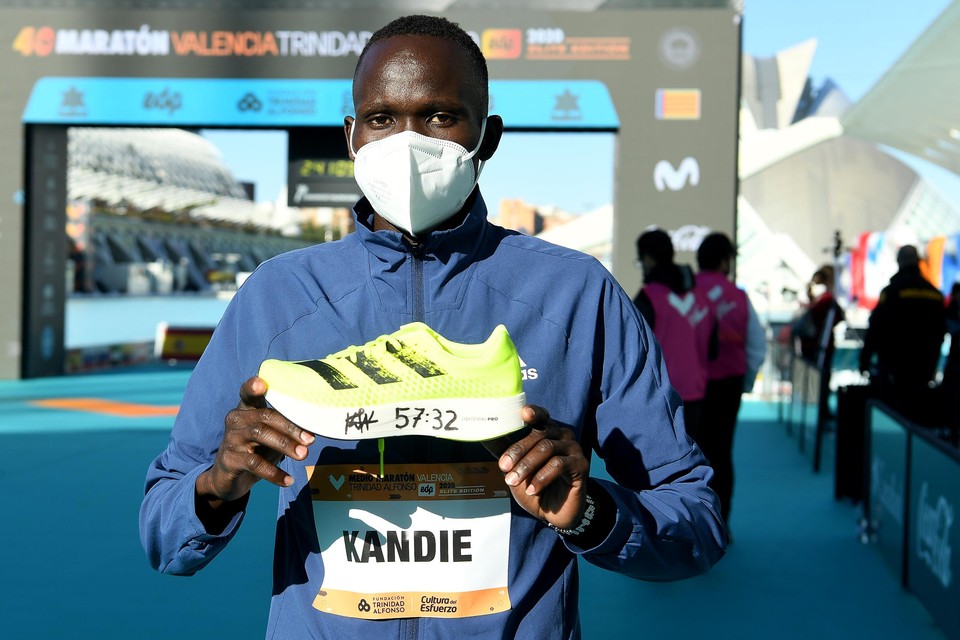 Kibiwott Kandie tekende zijn looptijd op zijn Adidas-schoen. Hij scherpte het record met bijna 30 seconden aan. 